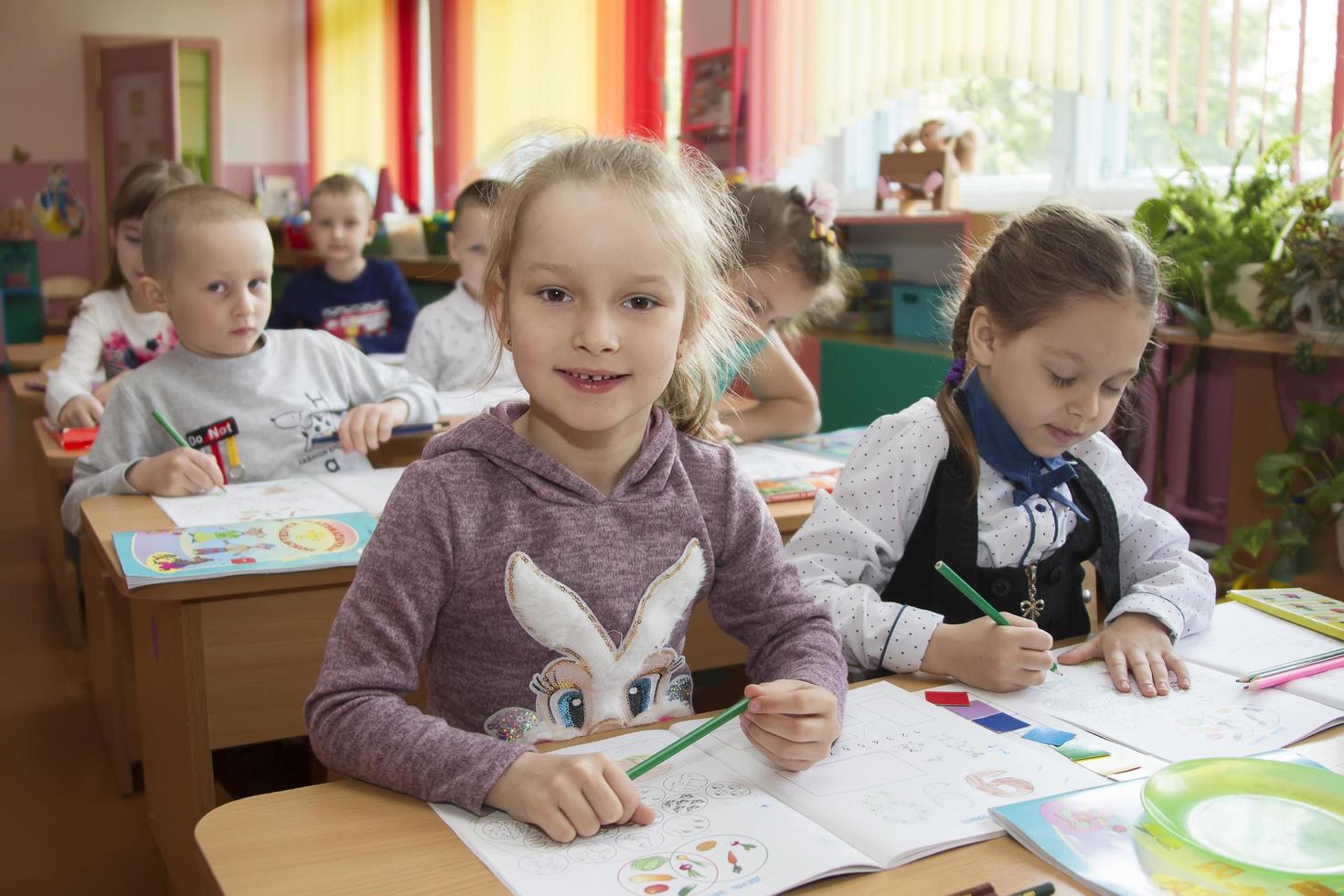 kinderen kleuters trek in de klas .. foto