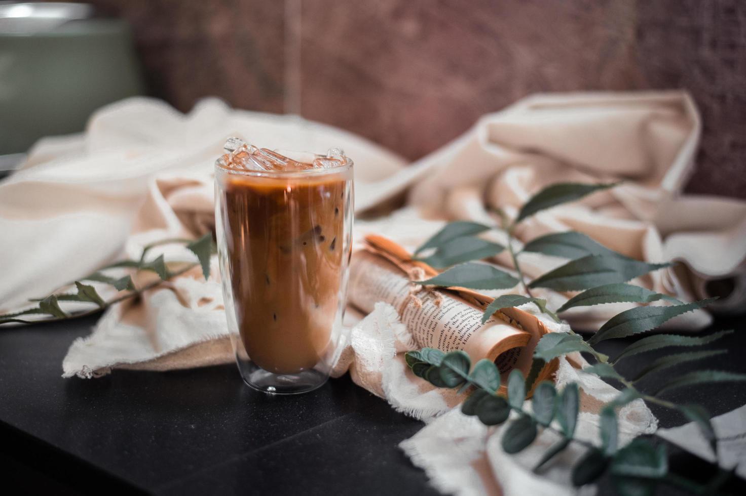 close-up glas ijskoffie met melk op tafel foto