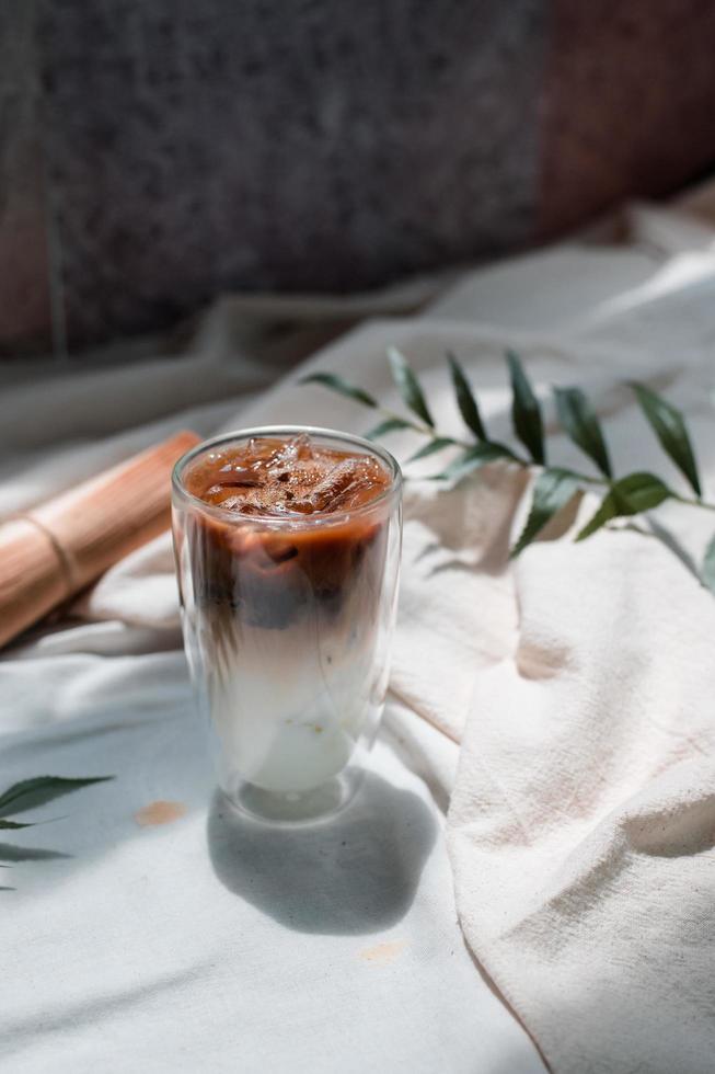 close-up glas ijskoffie met melk op tafel foto