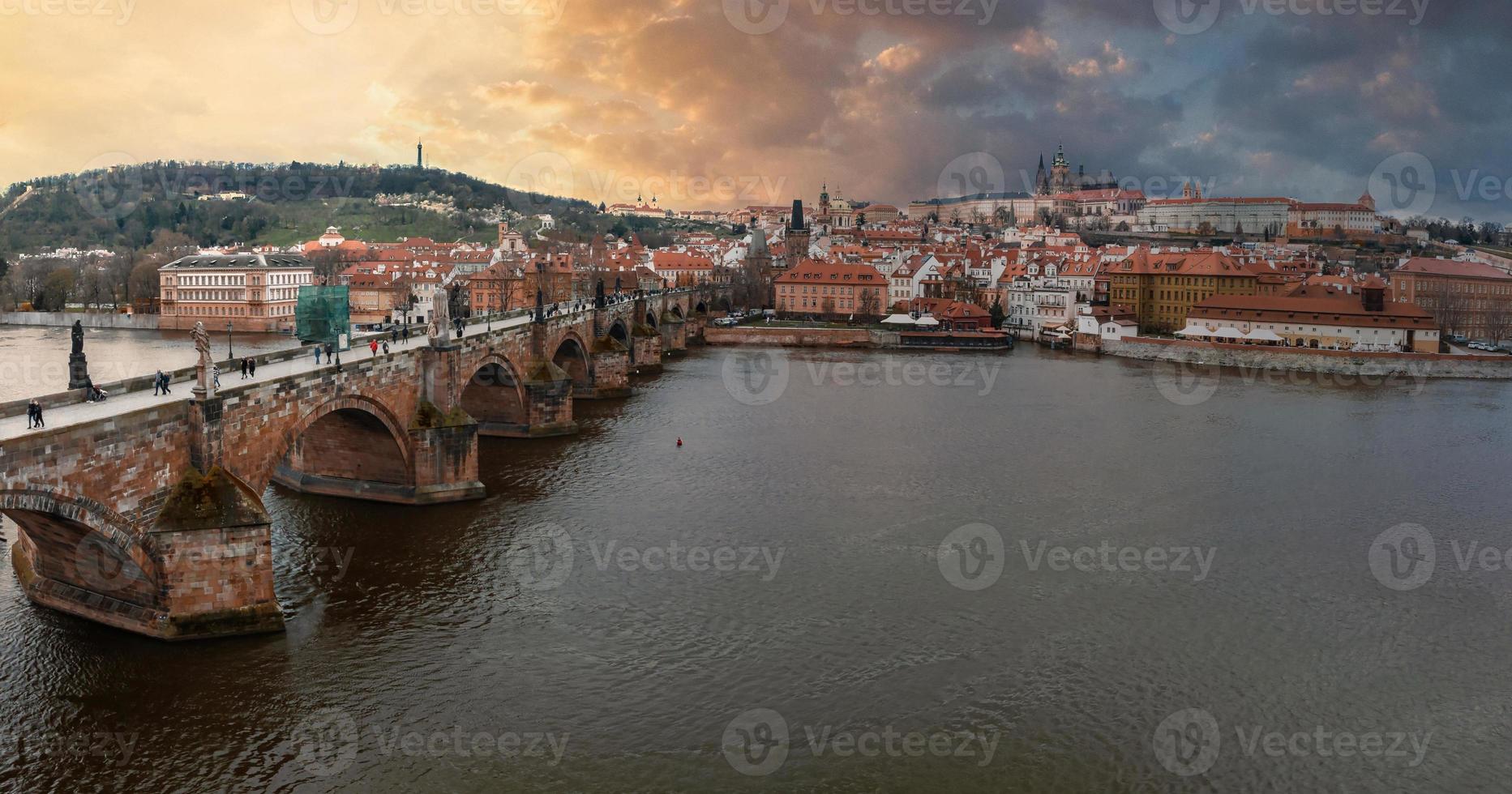 toneel- voorjaar panoramisch antenne visie van de oud stad- pier architectuur foto