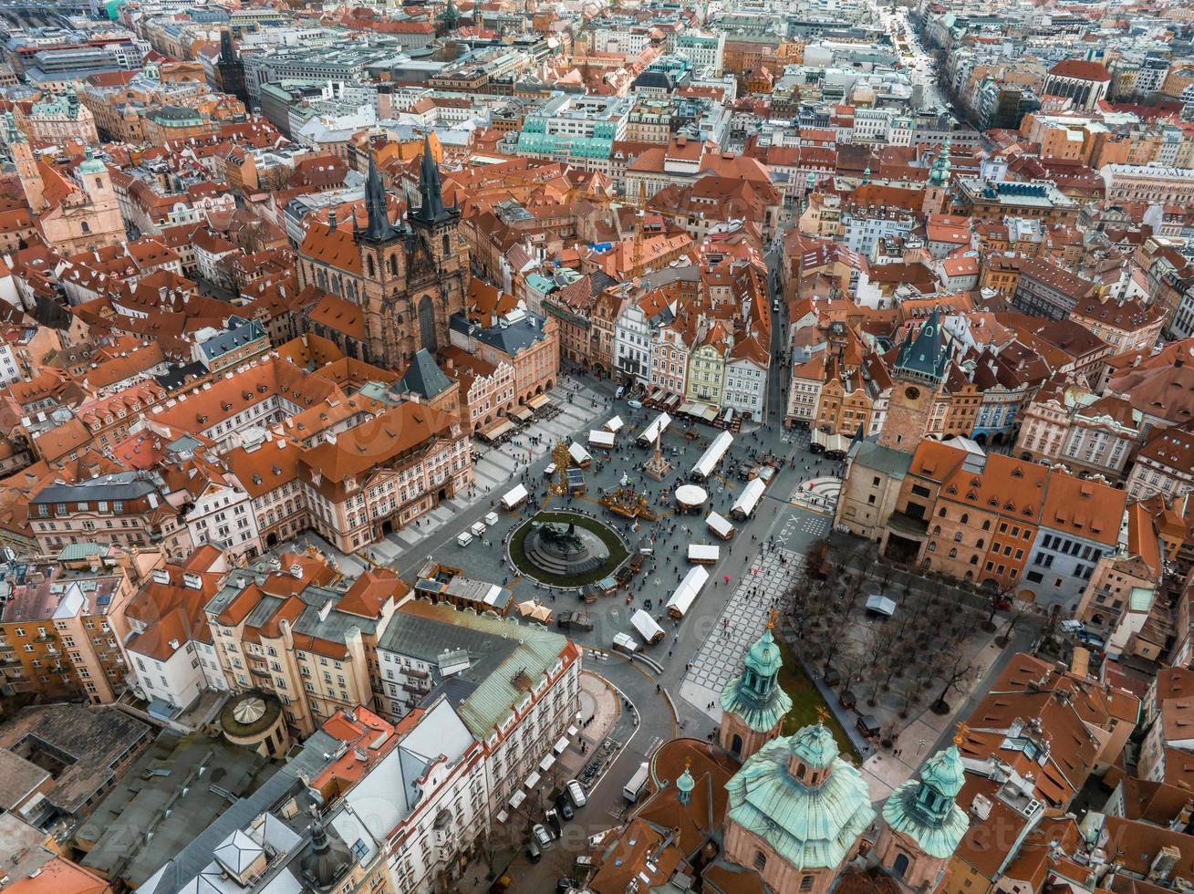 panoramisch antenne visie van oud stad- plein in Praag Aan een mooi zomer dag, Tsjechisch republiek. foto