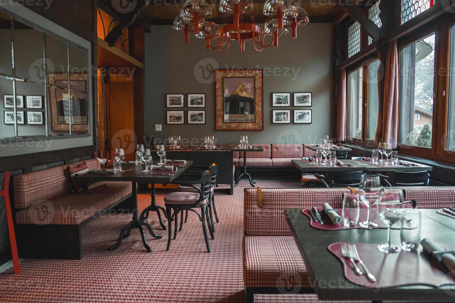 dining tafels met banken en stoelen geregeld in luxueus alpine restaurant foto