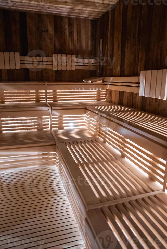 interieur van leeg Fins sauna kamer met houten muur en banken foto