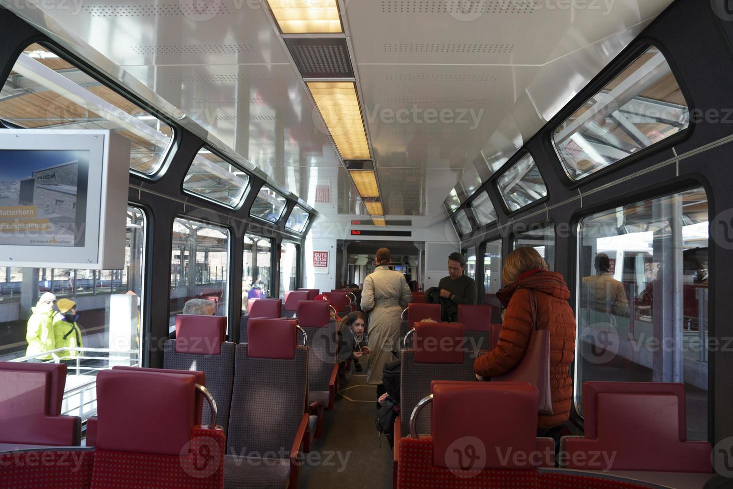 passagiers op reis in modern metro trein foto