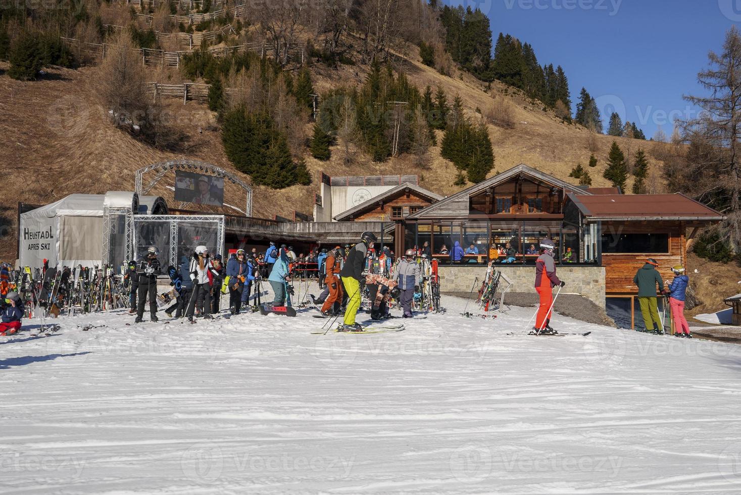 toeristen skiën Bij ski toevlucht gedurende vakantie foto