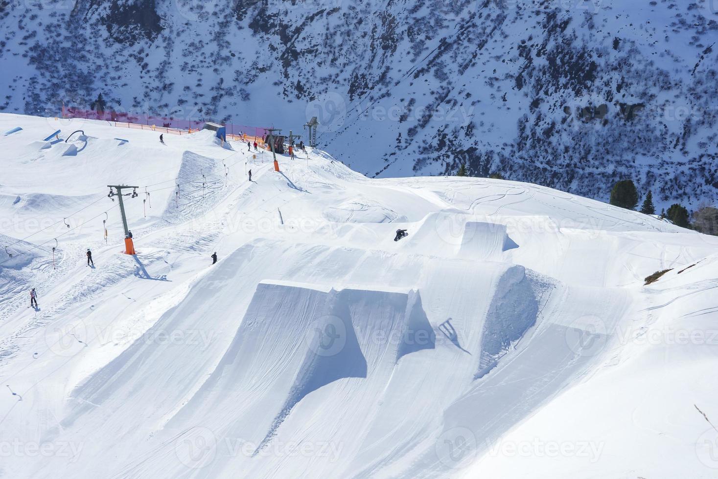 toeristen skiën Aan sneeuw gedekt berg gedurende vakantie foto