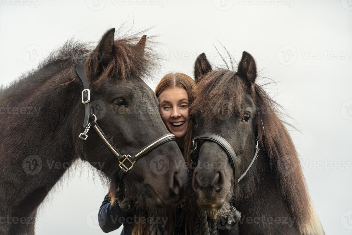 Zweeds meisje met haar IJslandse paarden foto