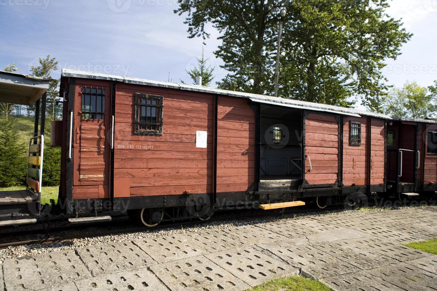 mooi oud vernietigd historisch spoorweg staand in de museum foto