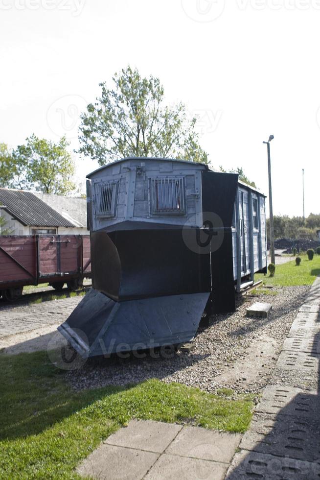 mooi oud vernietigd historisch spoorweg staand in de museum foto