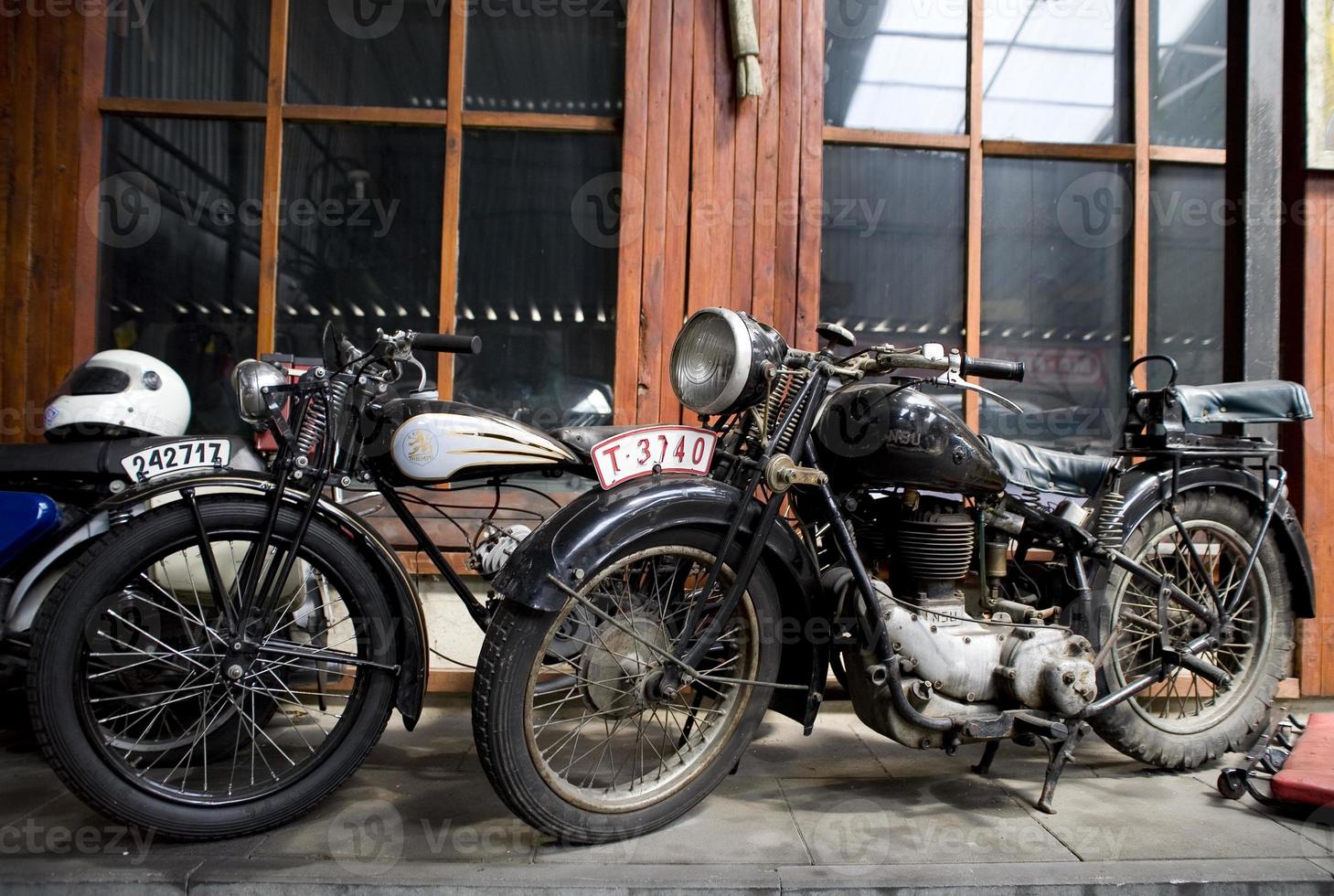 origineel oud wijnoogst retro wijnoogst motoren staand in de museum foto