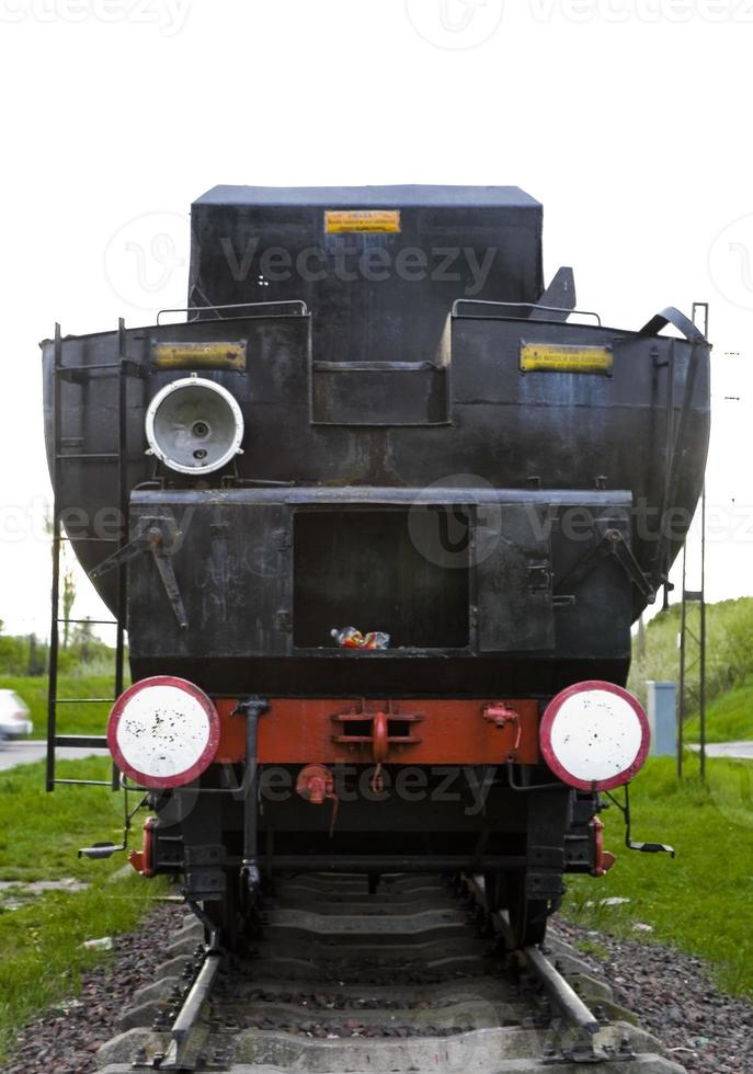 mooi oud vernietigd historisch spoorweg staand in de museum foto