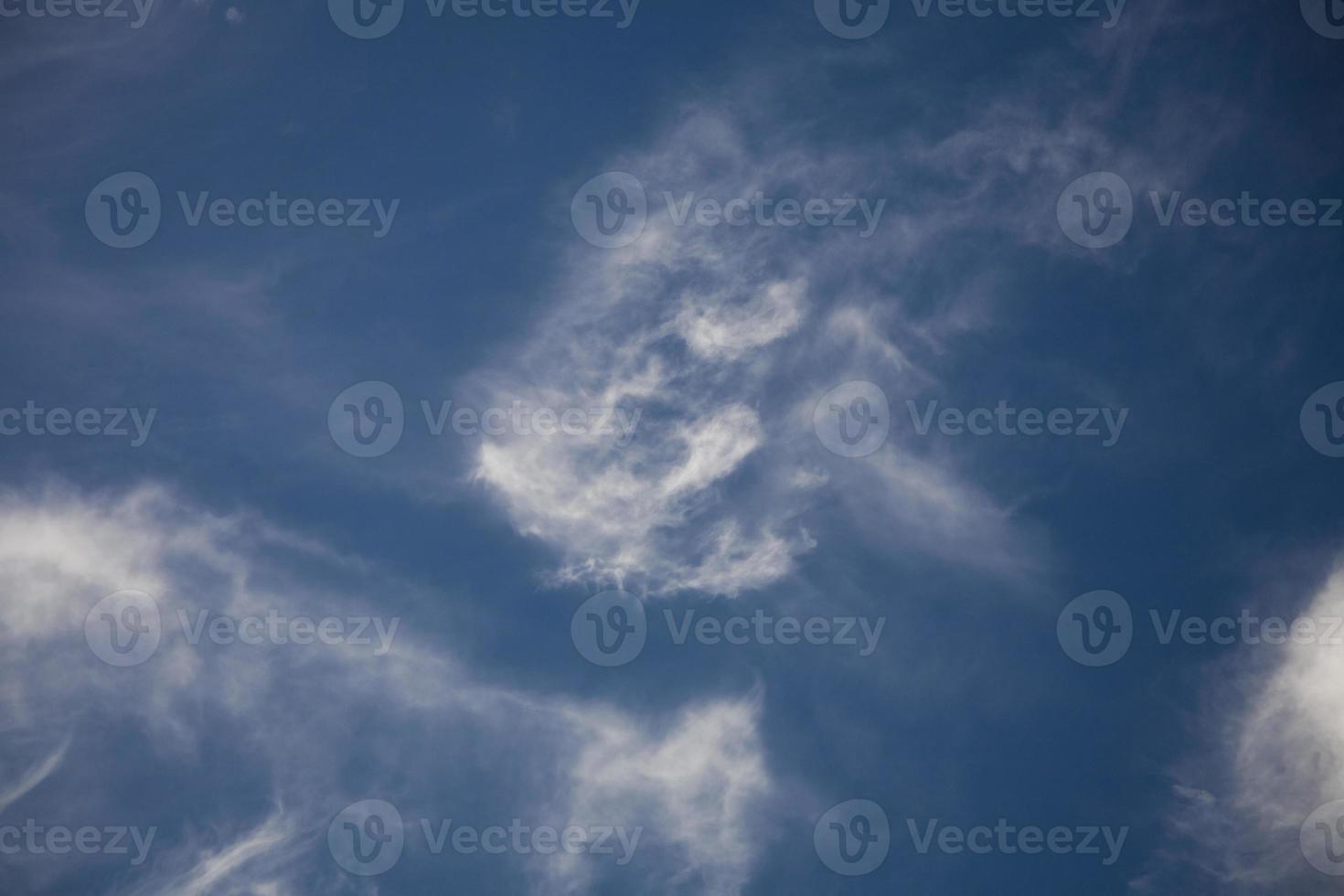 blauwe lucht en witte wolken foto