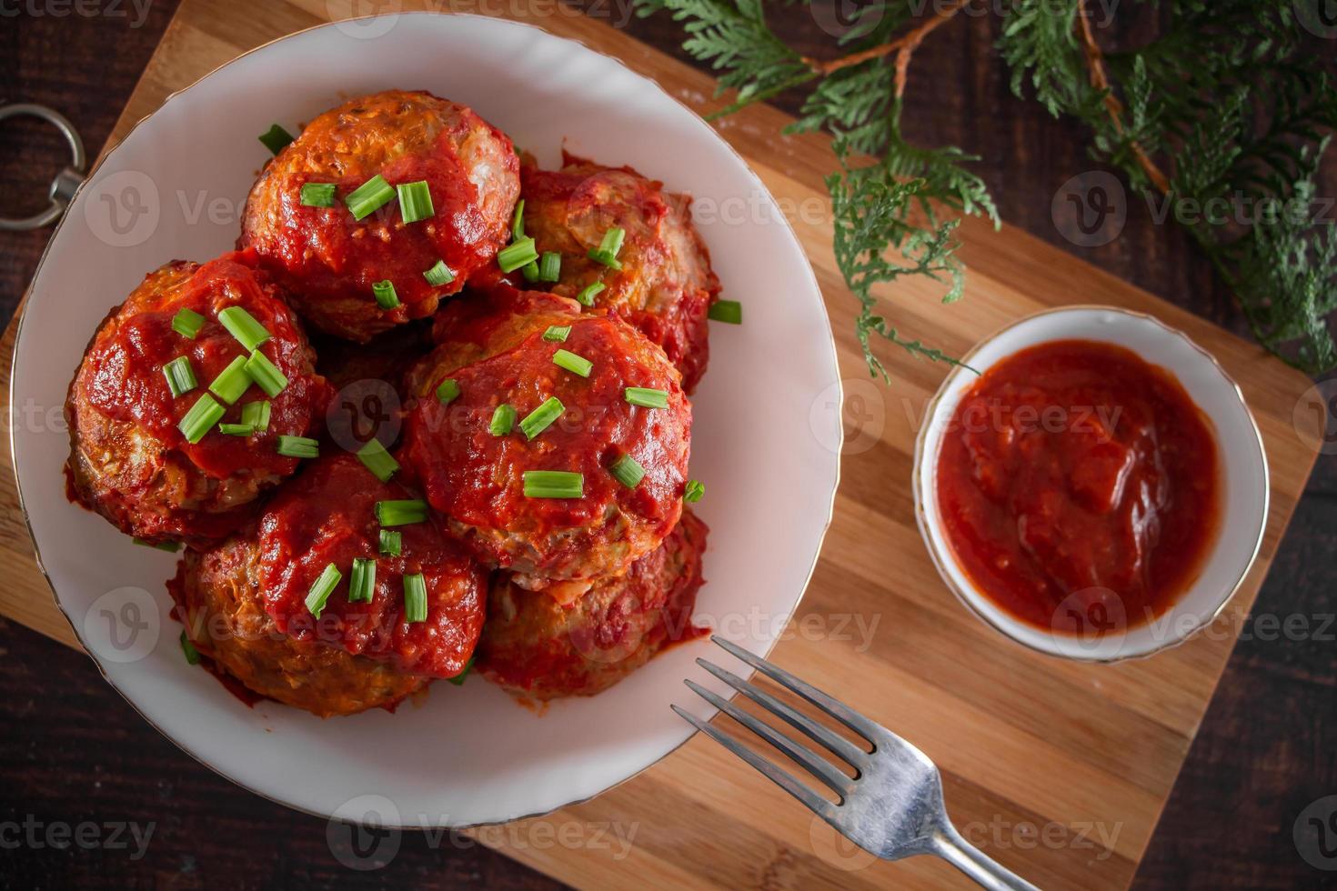 gehaktballetjes met tomatensaus en kruiden foto