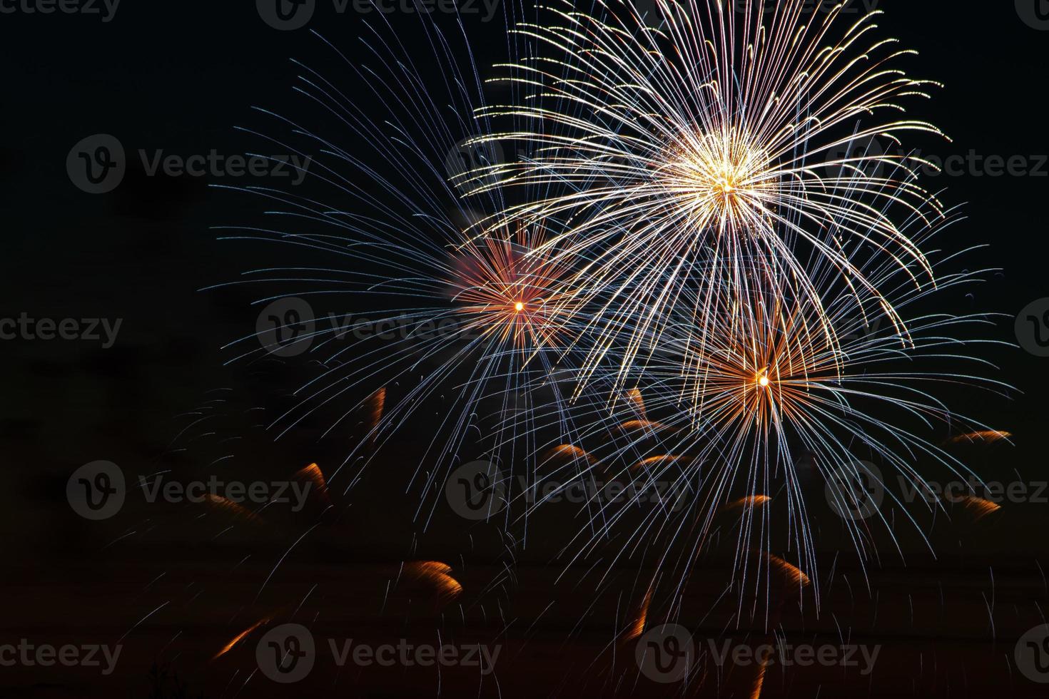 helder vuurwerk op een feestelijke avond. gekleurde lichten in de donkere lucht voor een vakantie. foto