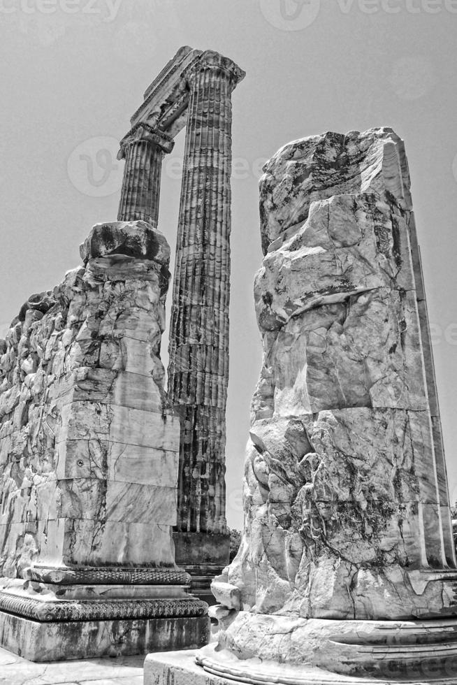 l oud ruïnes van de oude tempel van Apollo in didim, kalkoen Aan een heet zomer dag foto