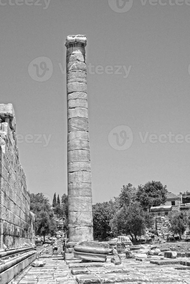 l oud ruïnes van de oude tempel van Apollo in didim, kalkoen Aan een heet zomer dag foto