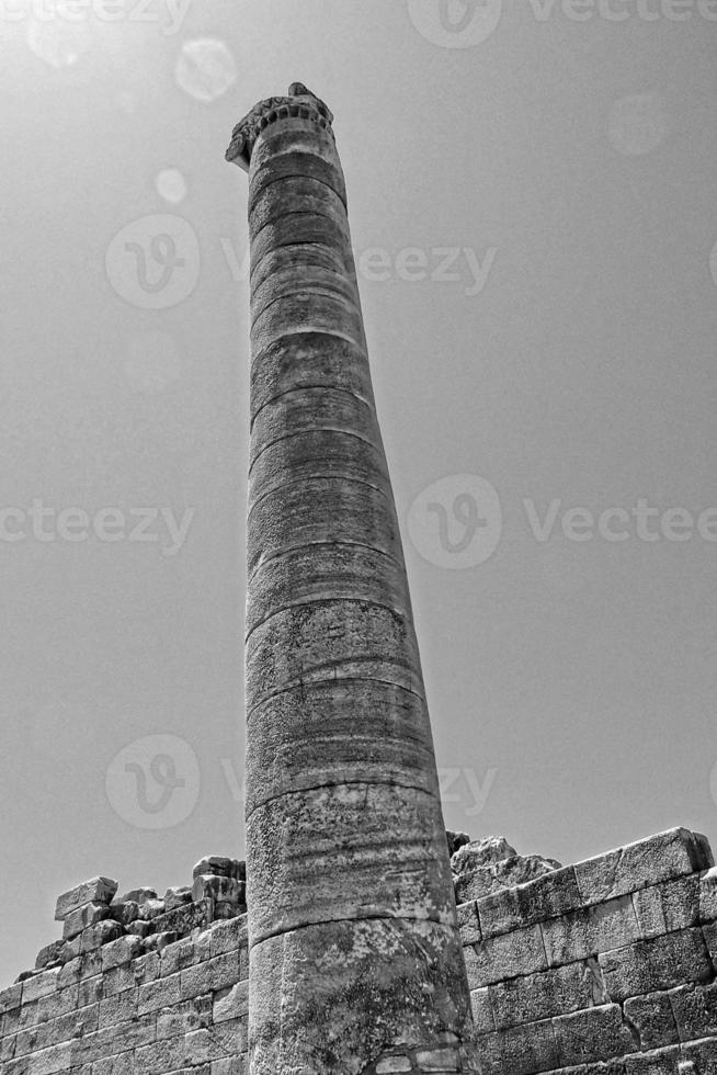 l oud ruïnes van de oude tempel van Apollo in didim, kalkoen Aan een heet zomer dag foto