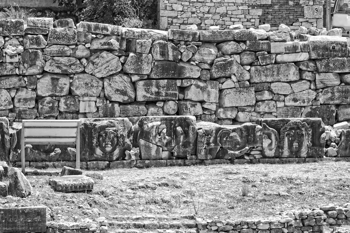 l oud ruïnes van de oude tempel van Apollo in didim, kalkoen Aan een heet zomer dag foto