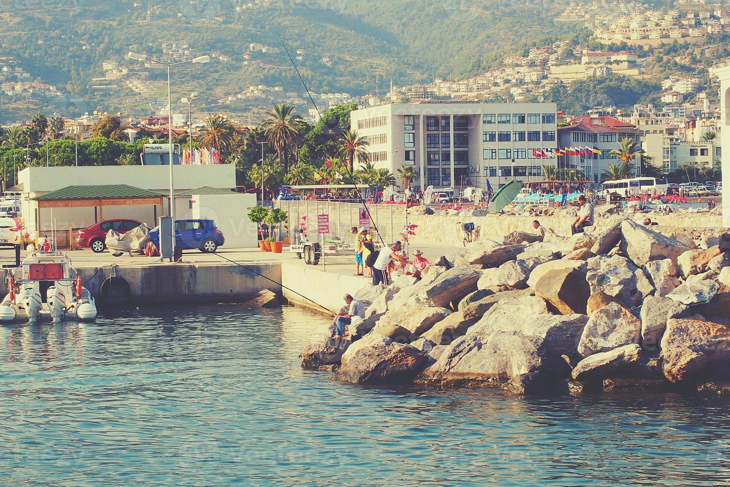 origineel landschap van de haven en stad van Alanya in kalkoen van de zee foto