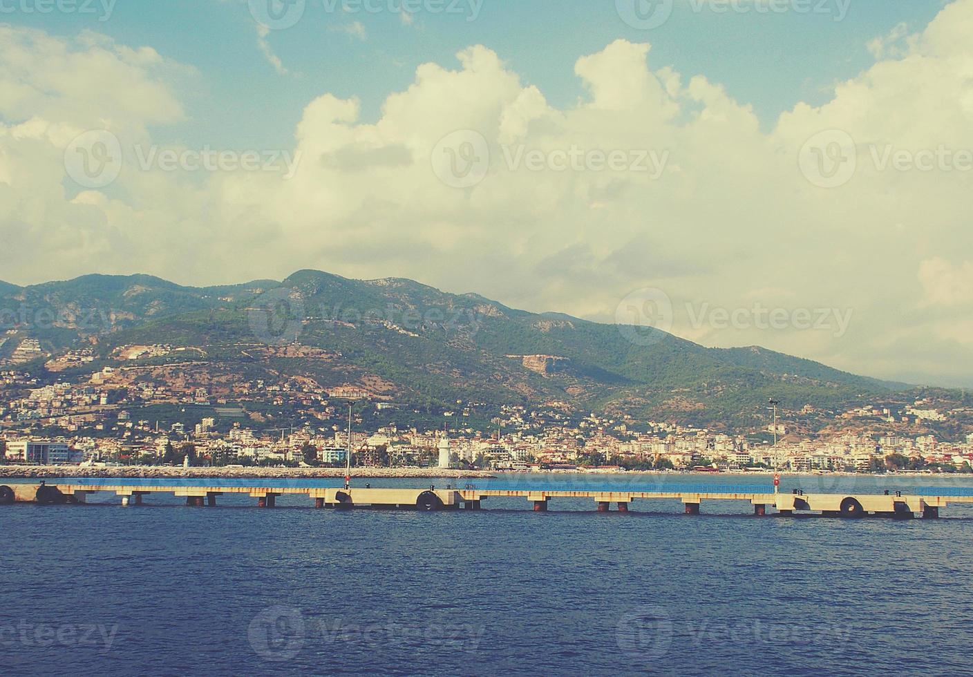 origineel landschap van de haven en stad van Alanya in kalkoen van de zee foto