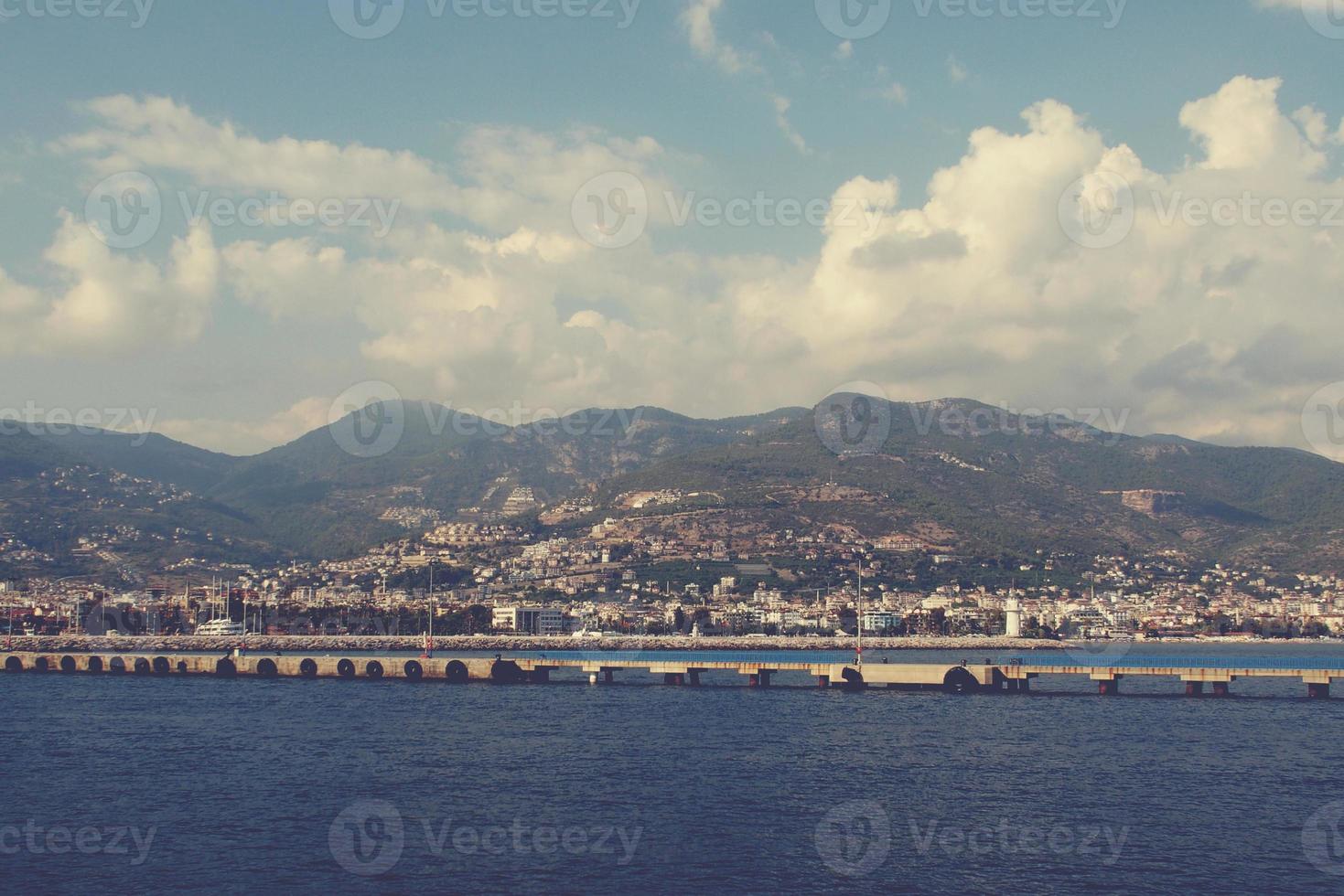 origineel landschap van de haven en stad van Alanya in kalkoen van de zee foto