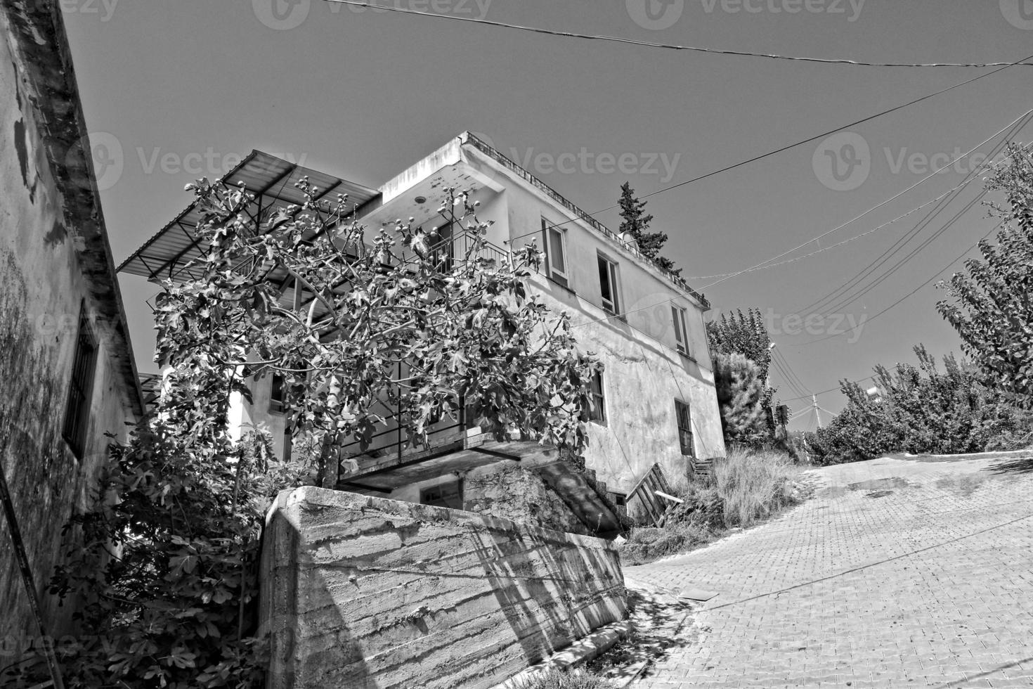 single eenzaam wit huizen door de Turks hoogtepunten in de bergen foto