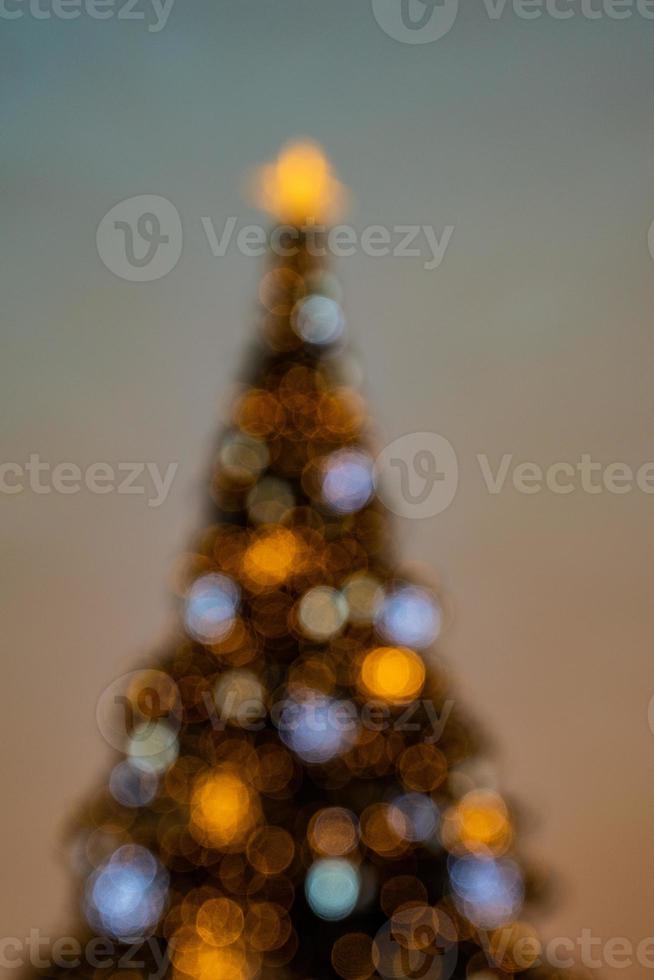 kleurrijk Kerstmis boom glinsterende tegen de achtergrond van de avond pastel lucht foto