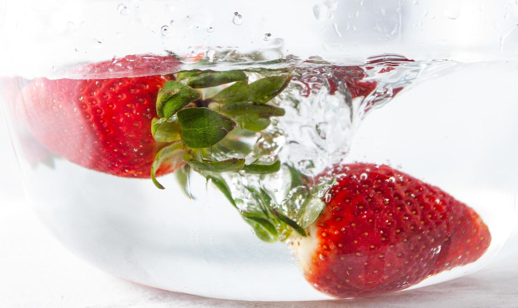 twee aardbeien in water foto