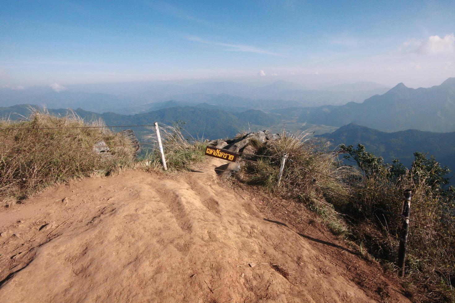 waarschuwing teken etiket in Thais tekens schreef dat gemeen Gevaar zone Aan de berg in Thailand foto