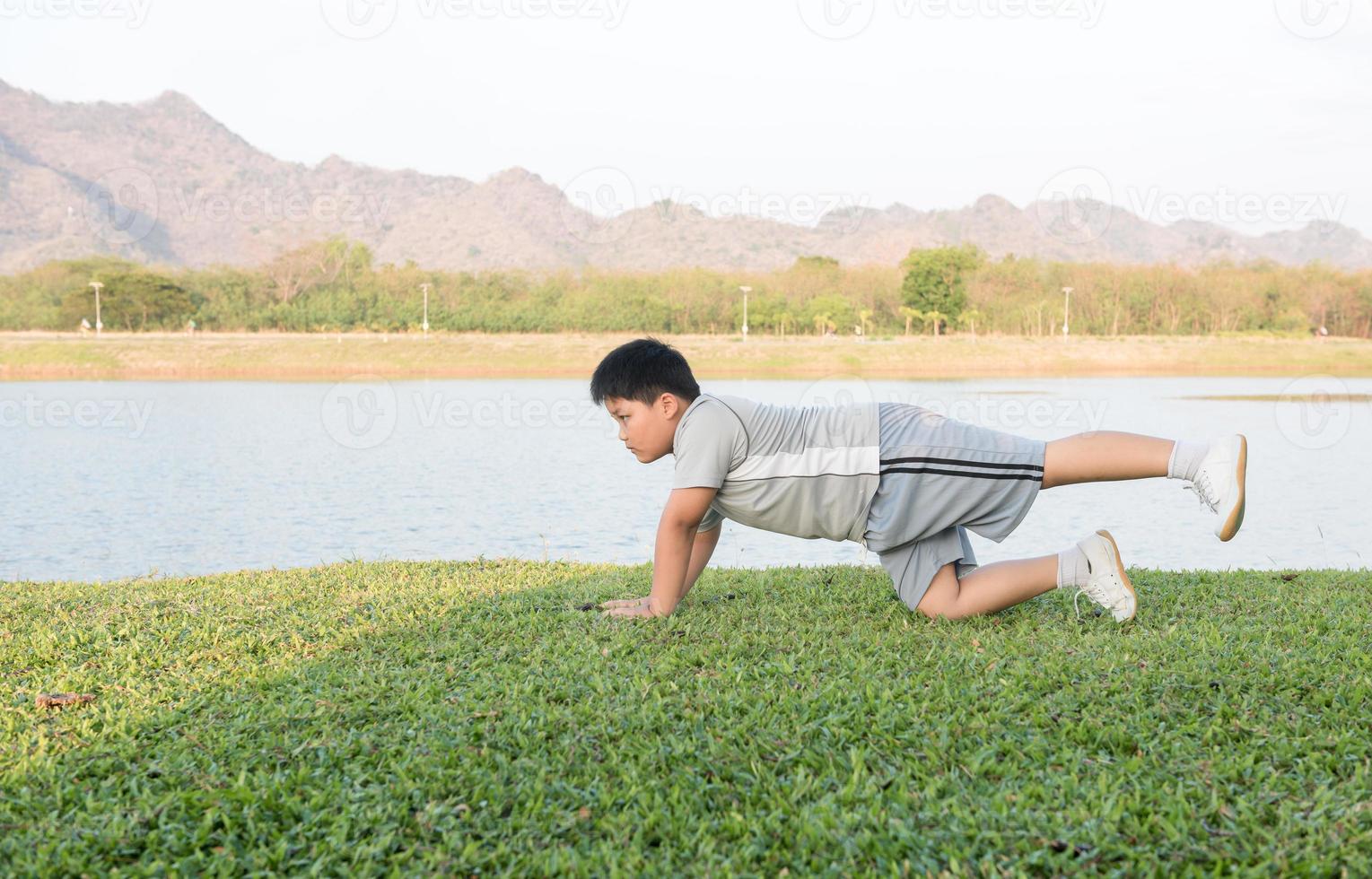 zwaarlijvig dik jongen Speel yoga of oefening naar verliezen gewicht. foto