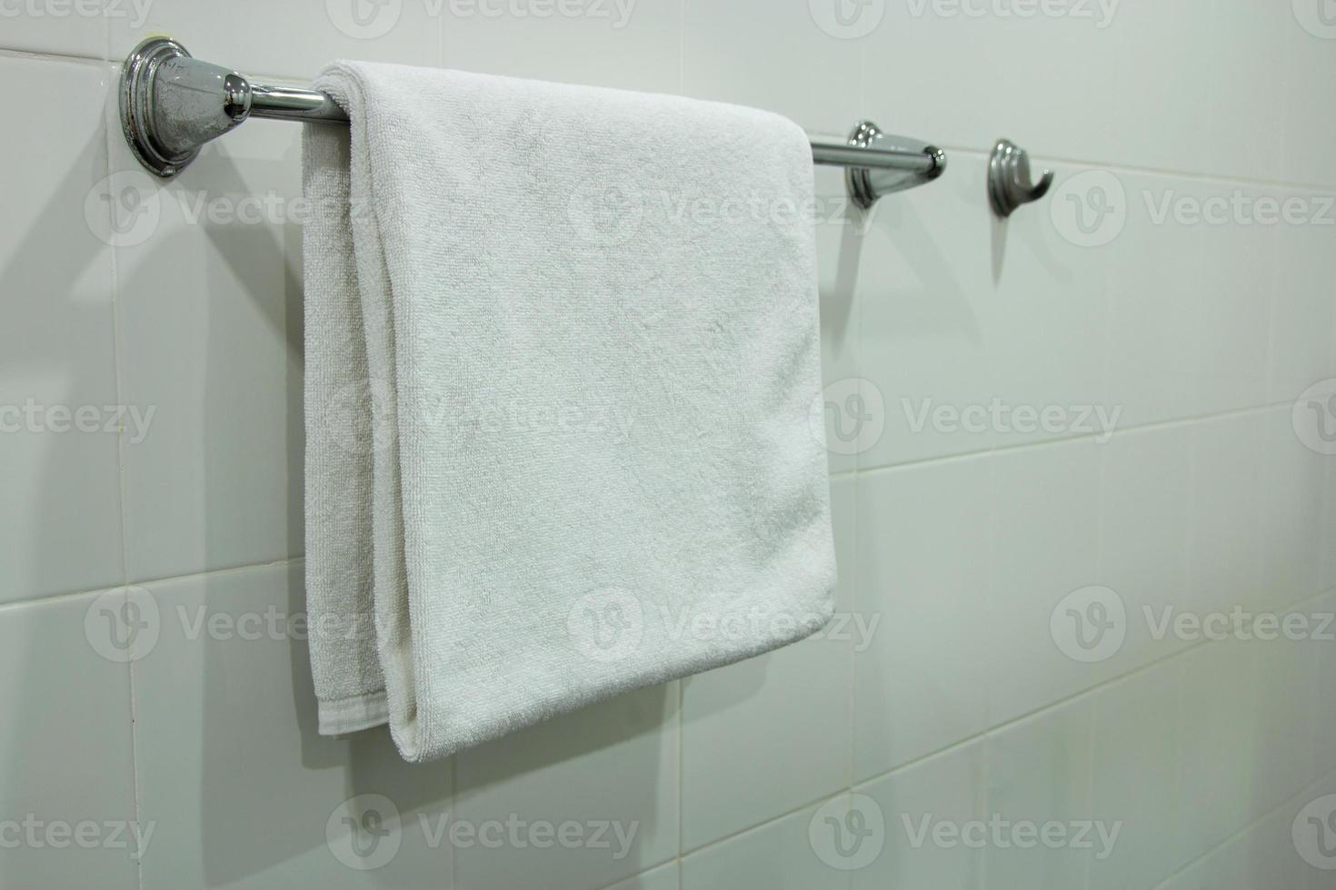 wit bad handdoek hangende Aan de badkamer foto