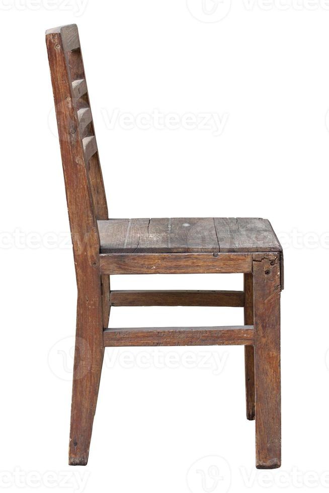 oude houten stoel geïsoleerd op wit met uitknippad foto
