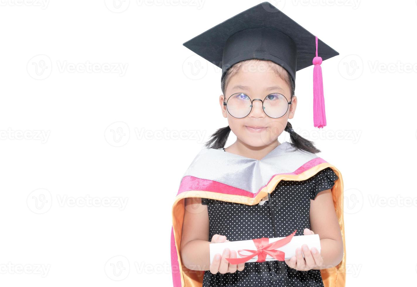 schattig meisje leerling in diploma uitreiking pet met certificaat foto