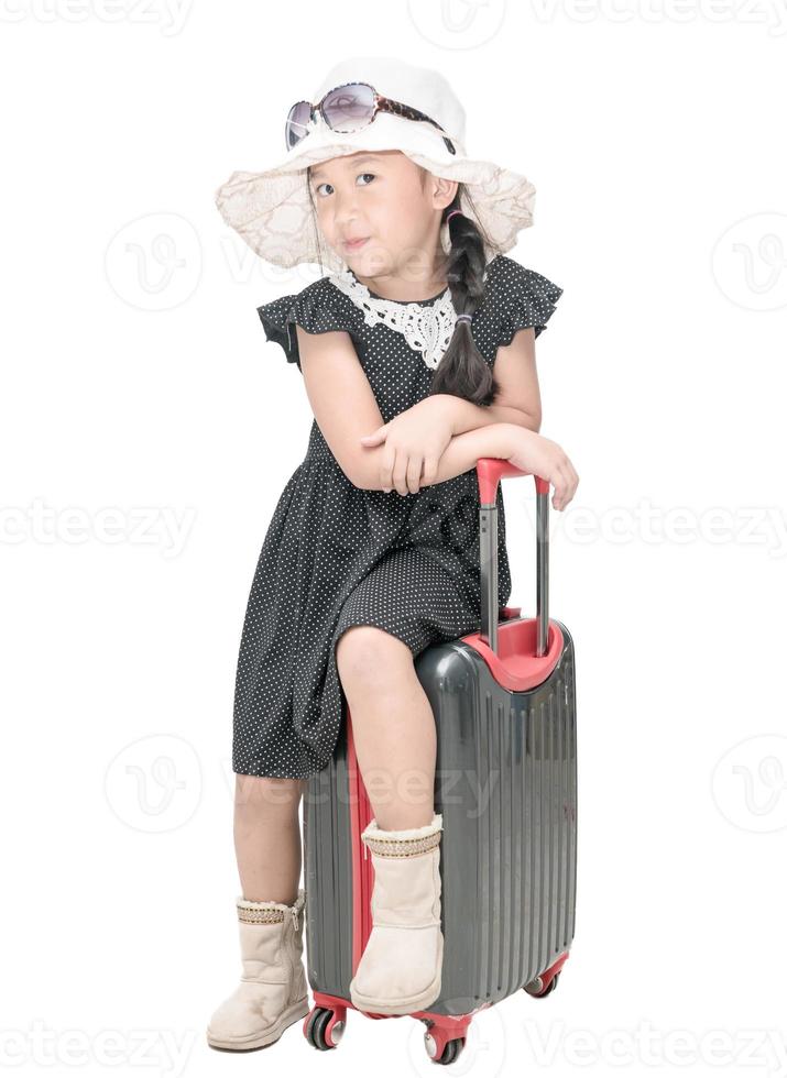 schattig meisje reiziger met koffer geïsoleerd foto