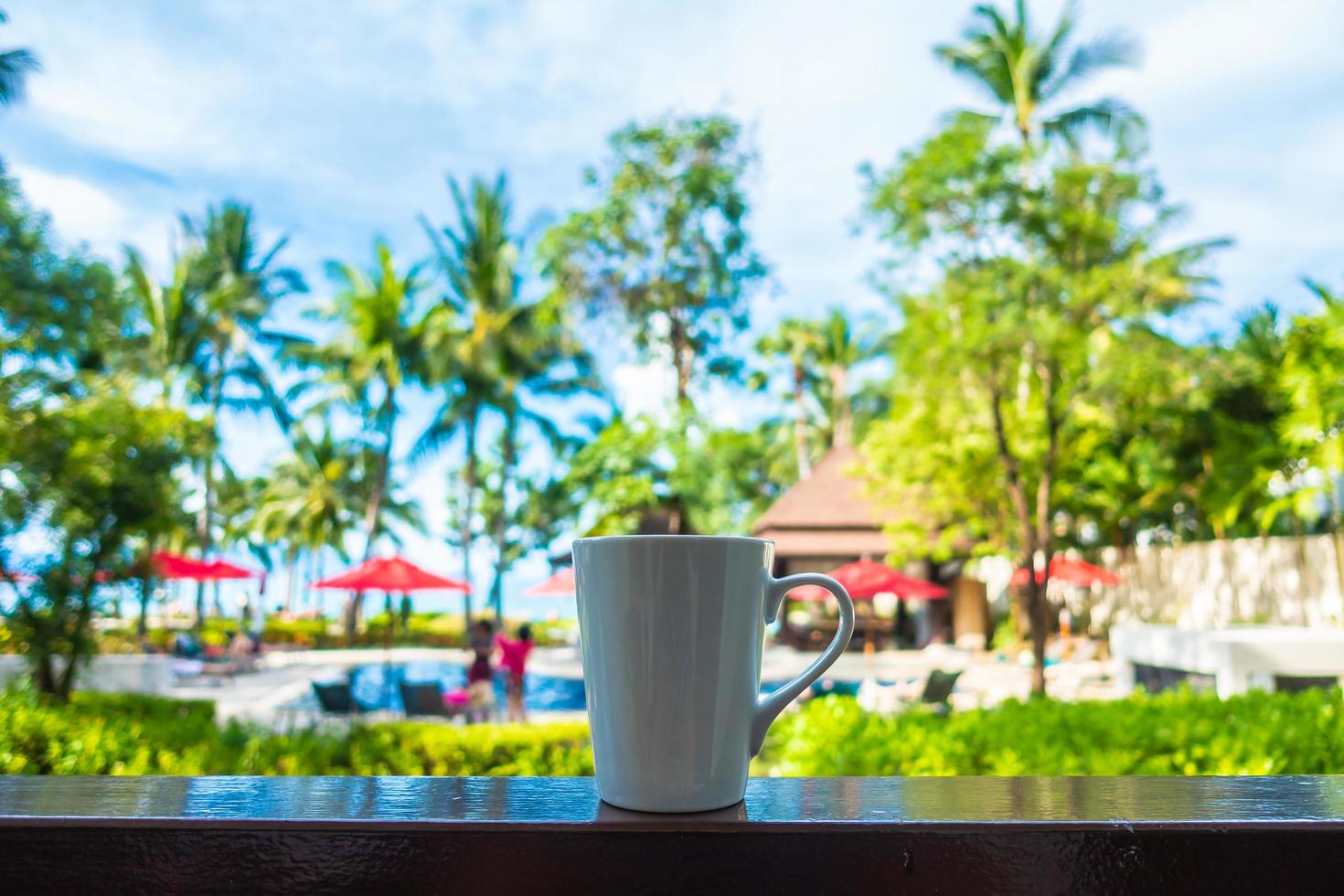 warme koffiekop met prachtig tropisch buitenzicht foto