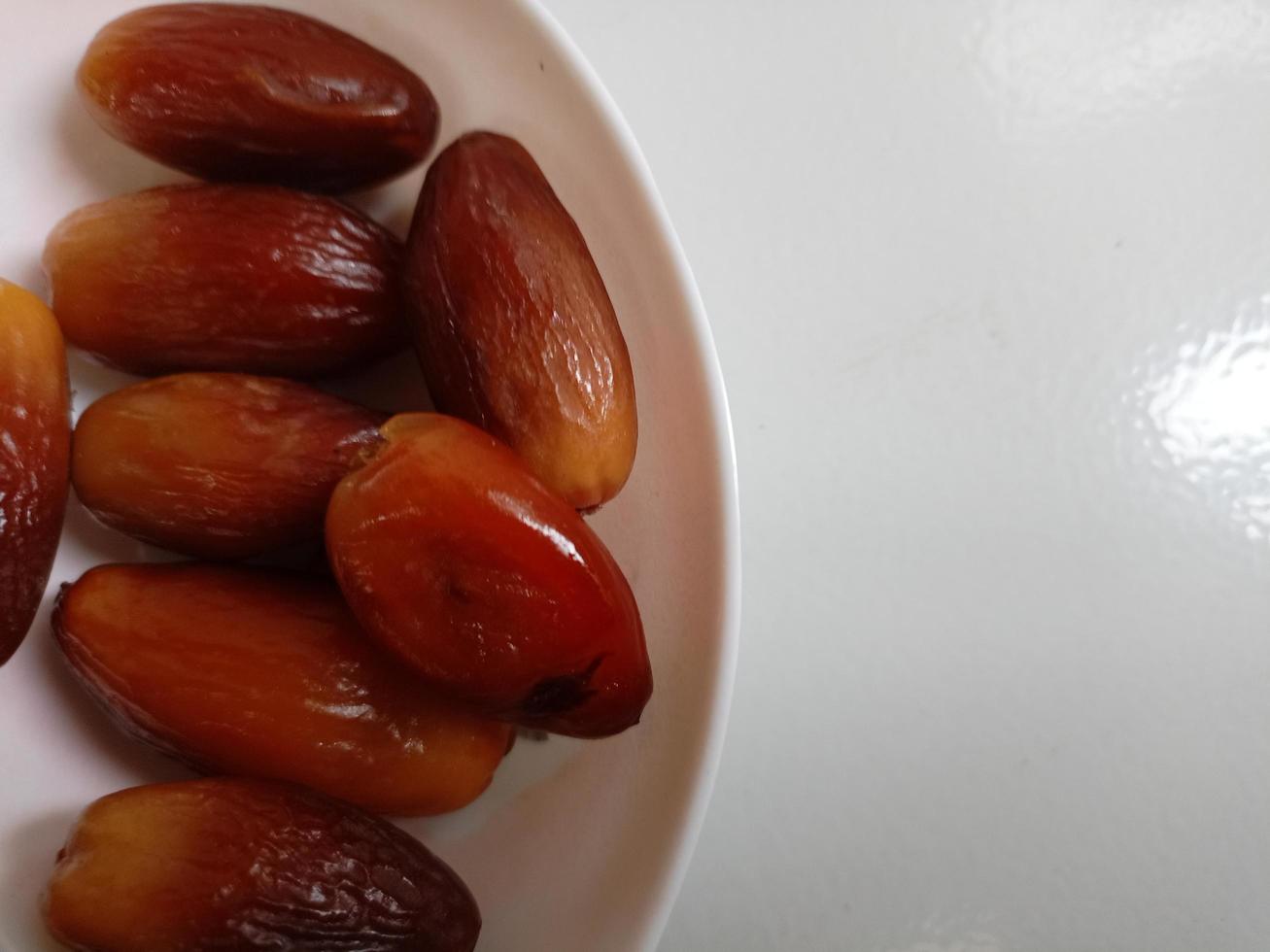 stapel smakelijke droge dadels geïsoleerd op een witte achtergrond. arabisch eten foto