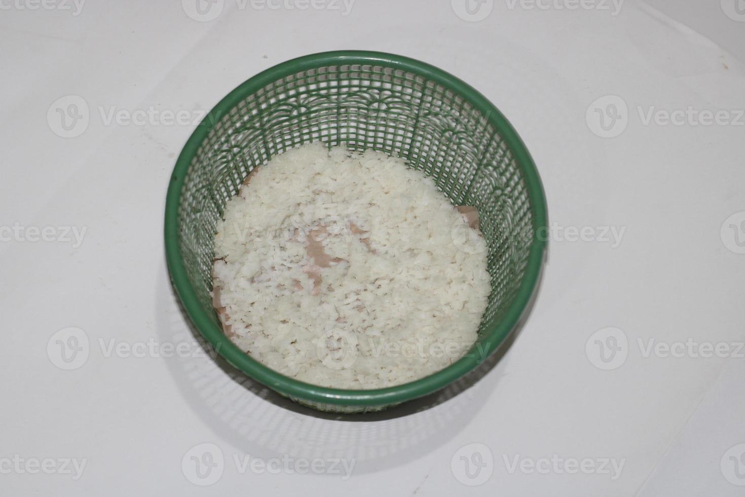 foto van wit rijst- in een groen houder