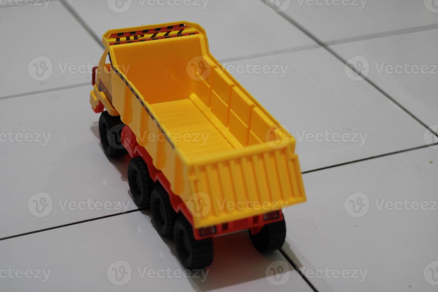 foto van een geel kinderen speelgoed- vrachtauto