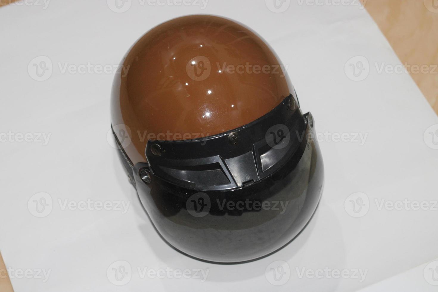 foto van bruin helm met zwart spiegels