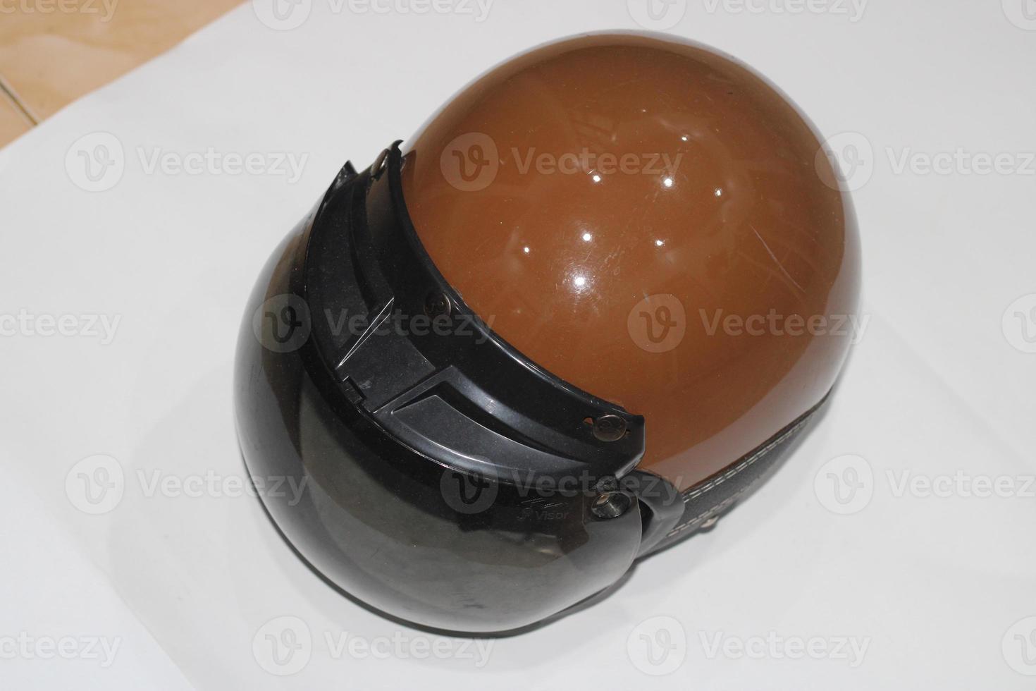foto van bruin helm met zwart spiegels