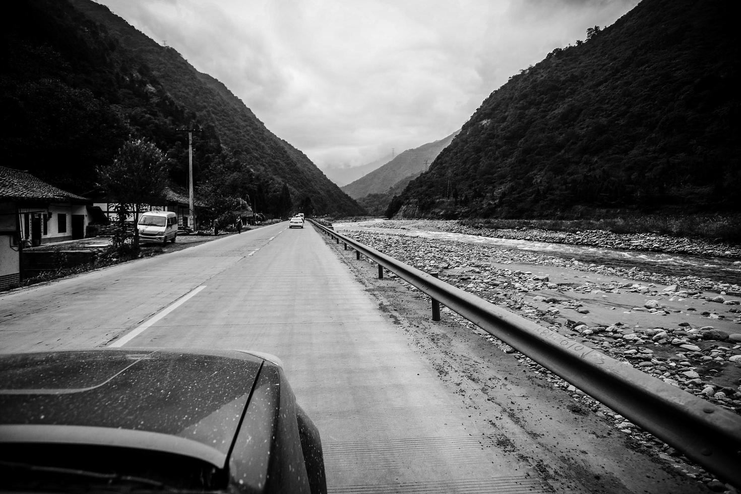 de bergachtig weg onder bouw in western Sichuan, China foto
