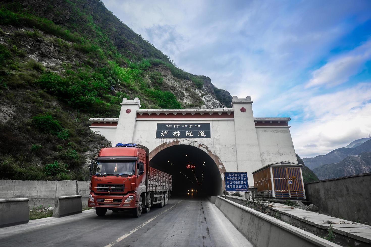 de bergachtig weg onder bouw in western Sichuan, China foto