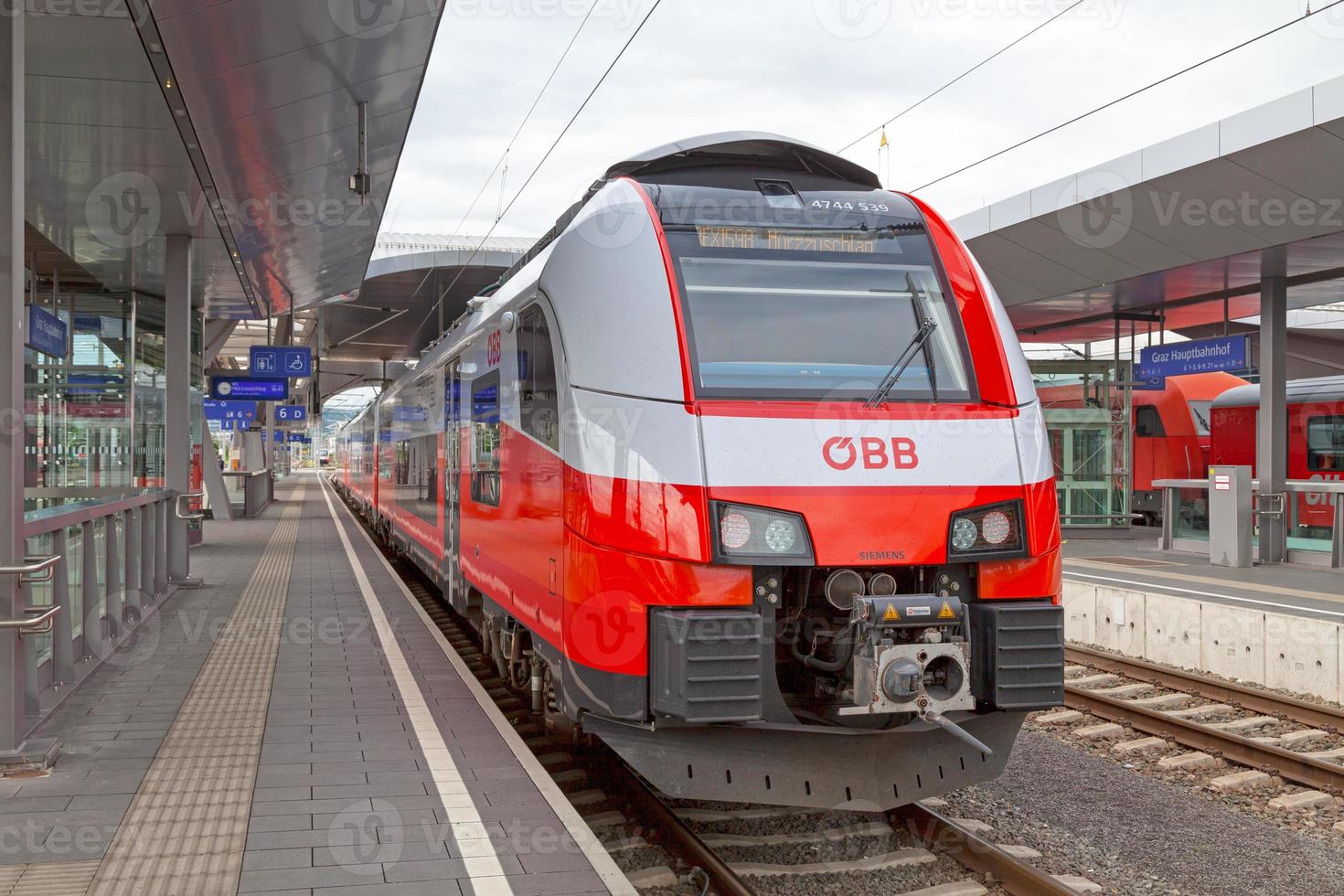 ob trein van de stadsjet Bij gras hoofd station foto