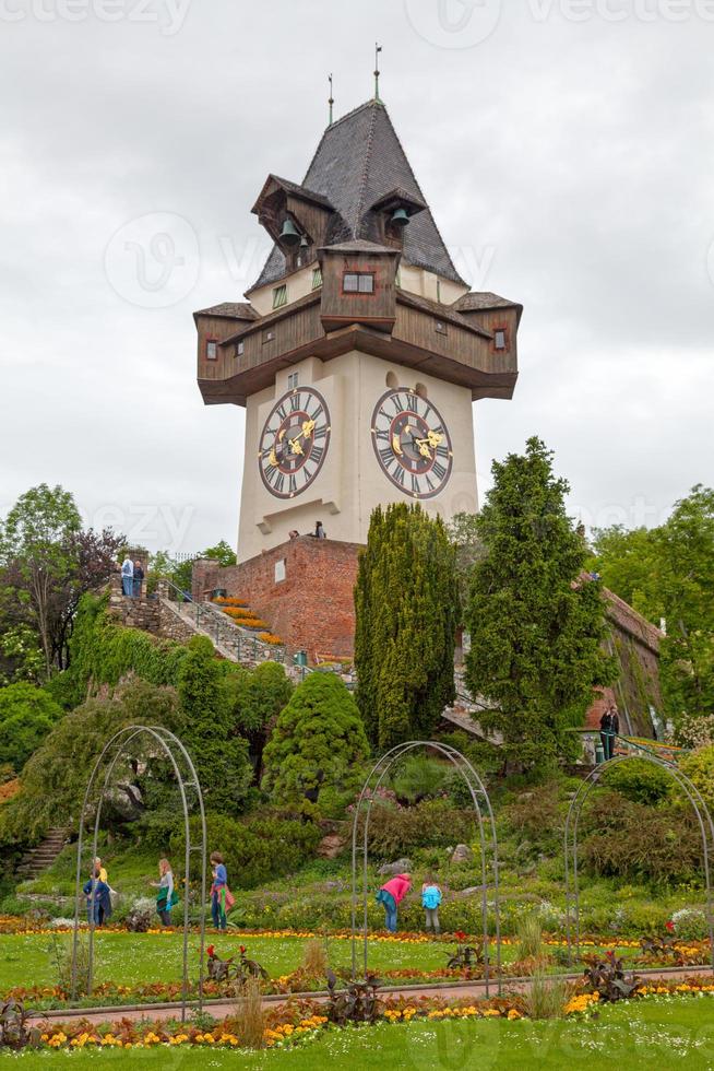 klok toren van gras foto