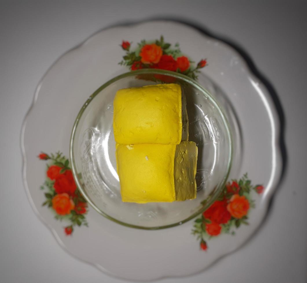 geel tofu Aan een ronde keramisch bord. foto