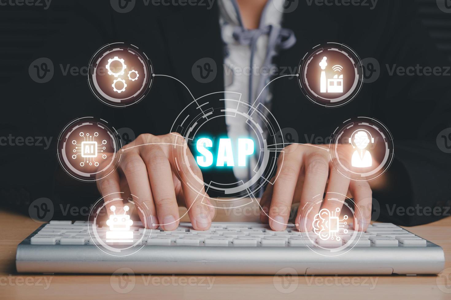 sap - bedrijf werkwijze automatisering software en beheer software, persoon hand- typen Aan toetsenbord met erp onderneming middelen planning systeem concept Aan virtueel scherm. foto