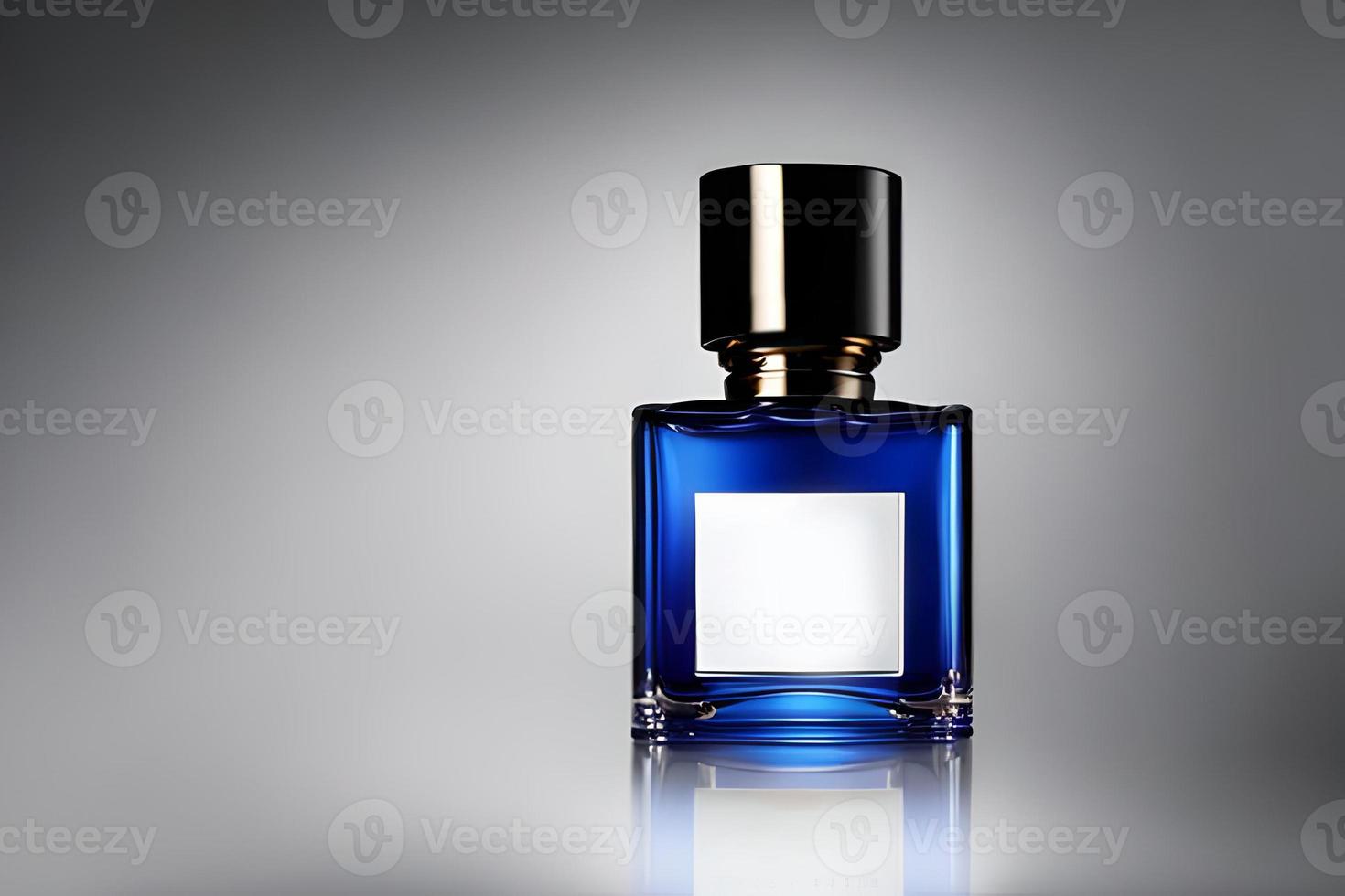 blauw fles parfum mockup studio schot, geïsoleerd achtergrond, wit label, afzet en Product presentatie. foto