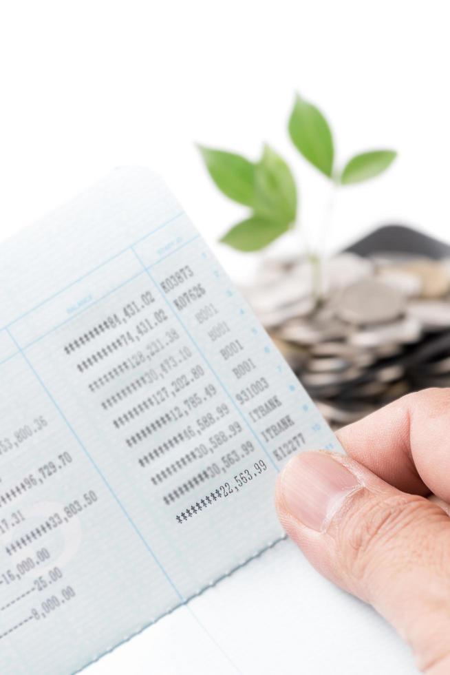 hand- Holding bankboek of bankboekje geïsoleerd Aan wit foto