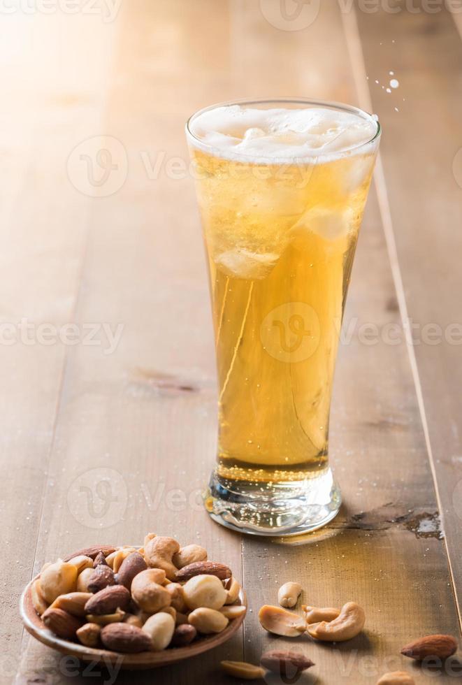 verkoudheid bier met cocktail noot Aan hout foto