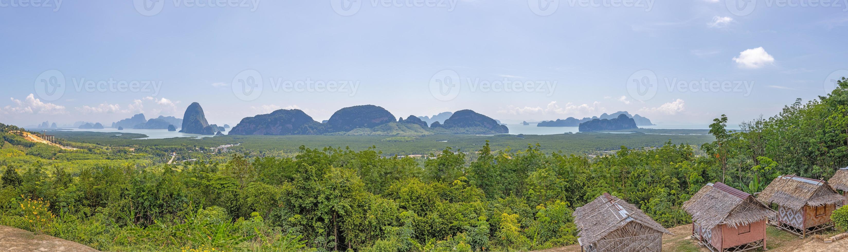 panoramisch visie van phang nga baai in Thailand genomen van een hoog voordeel punt foto